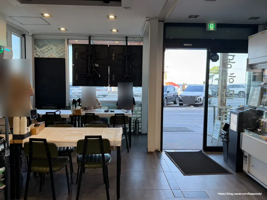 1st floor seating for medium and large dogs