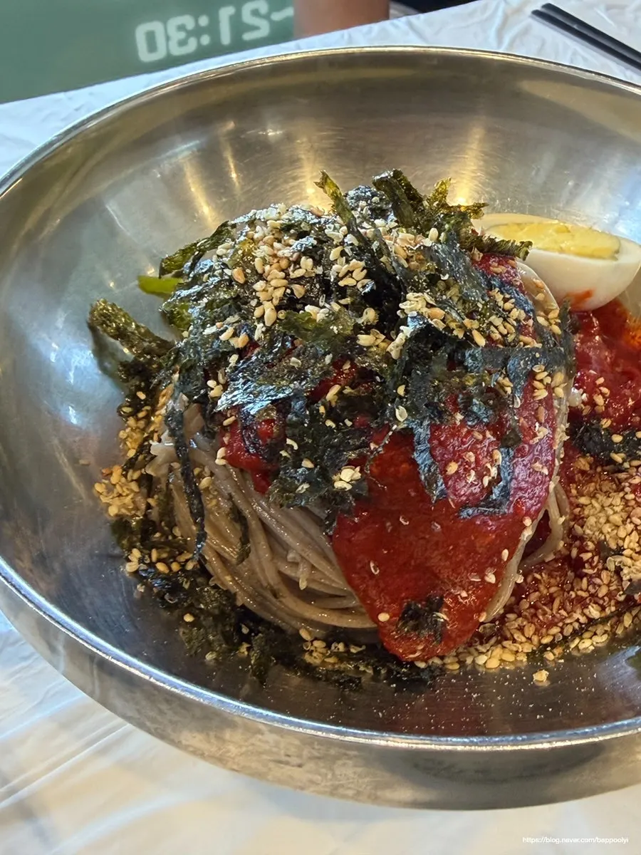 Pouring broth into the bibim makguksu