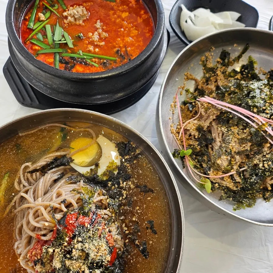 고씨네동해막국수 테이블 세팅