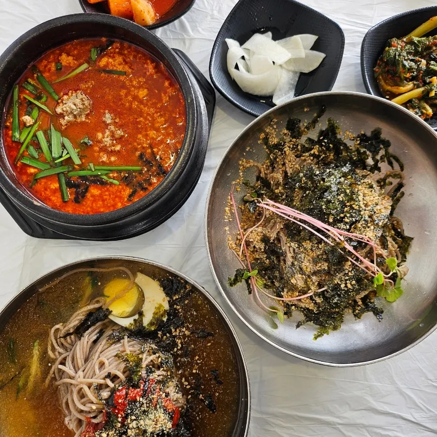 고씨네동해막국수 본점 실내 전경