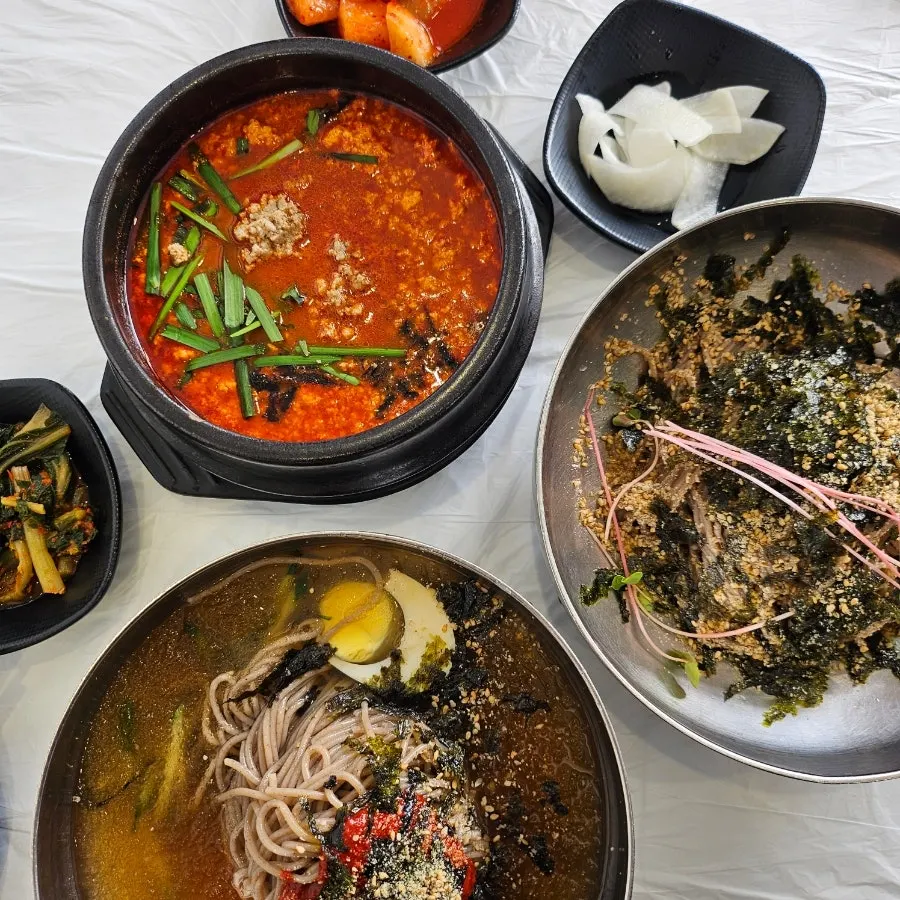 주문한 메뉴가 놓인 고씨네동해막국수 상차림