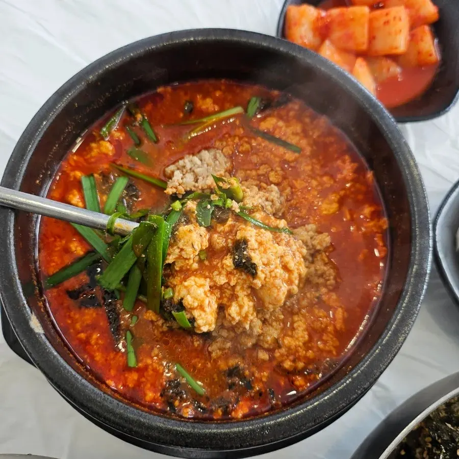 들기름막국수 면을 비빈 모습