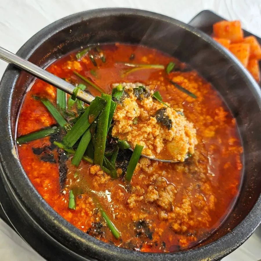 막국수와 함께 차려진 반찬