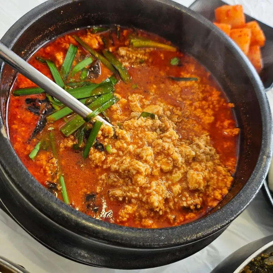막국수 면과 육수 가까이 본 모습