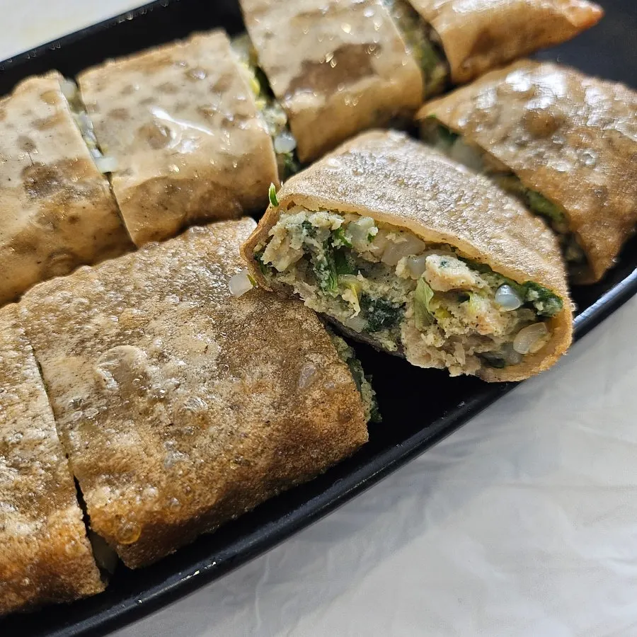 날치알메밀김밥 한 접시