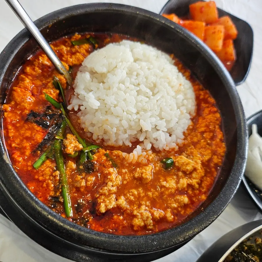 식사 마무리 무렵의 고씨네동해막국수 상차림