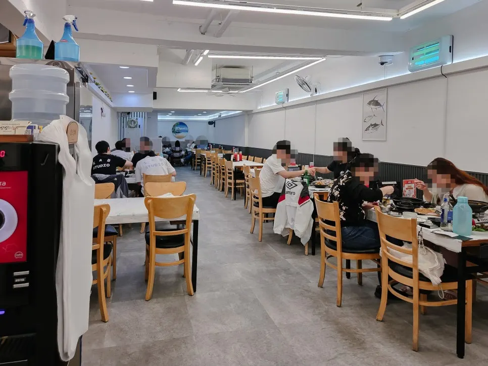 Exterior of Samsami-ne Gyeongpodae Main Branch on the Gyeongpodae Beach street