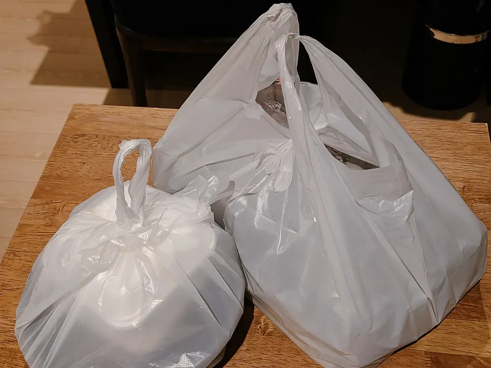 Takeout bag with the value assorted sashimi + mulhoe set for two