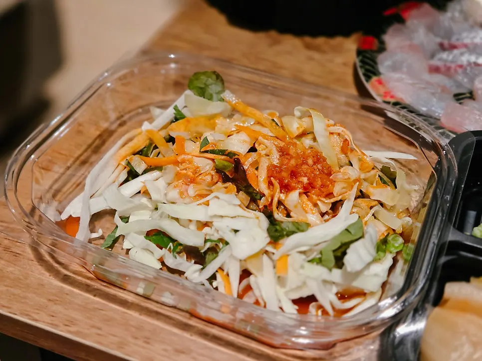 Washed mukeunji, garlic, and cheongyang chili peppers as basic side dishes