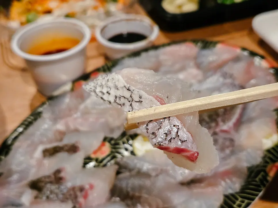 Red sea bream yubiki with only the skin lightly cooked