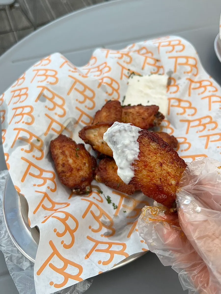 초당옥수수립과 함께 놓인 접시