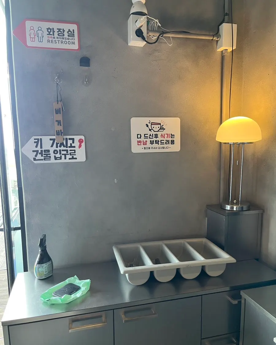 소스와 함께 나온 버거바 버팔로윙