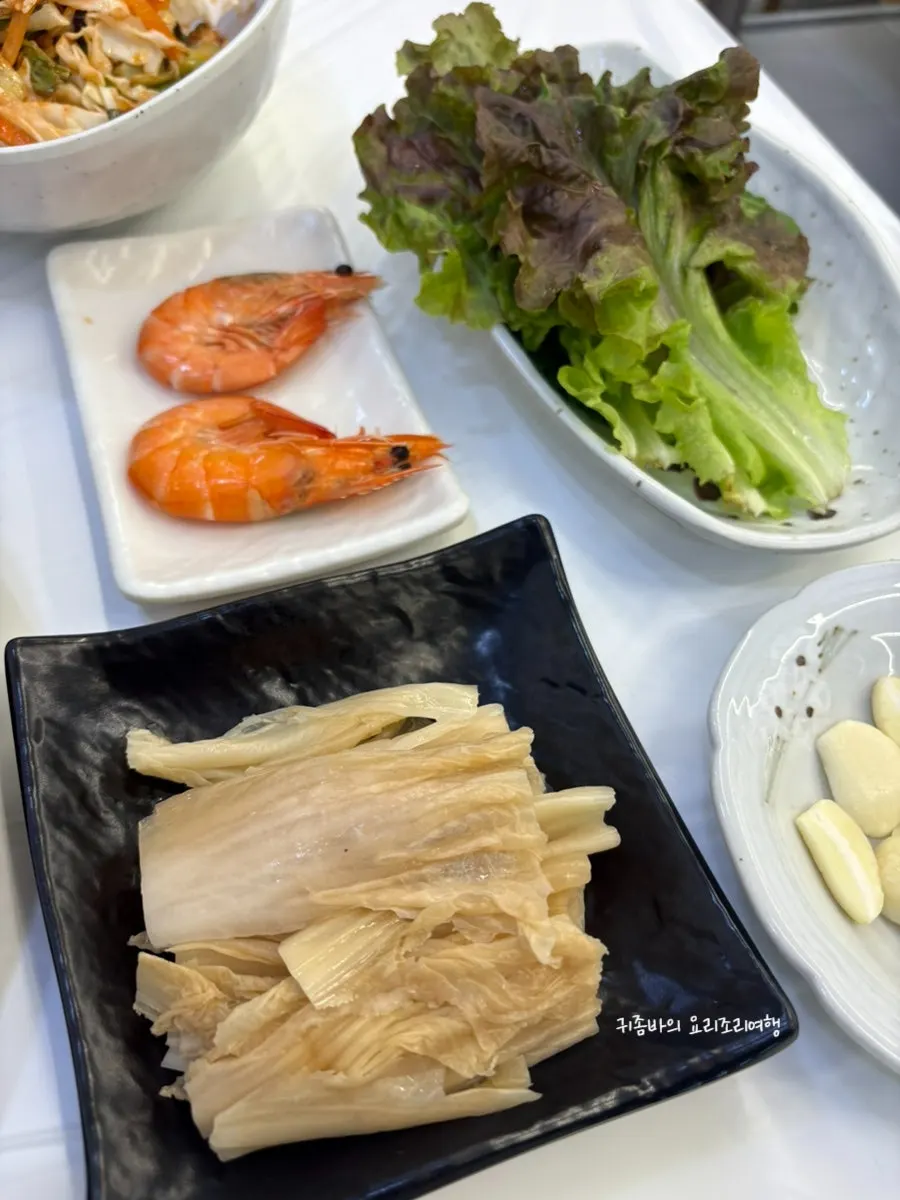 Sashimi with seasoned vegetables