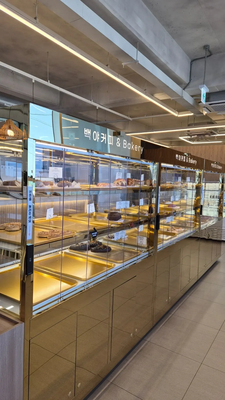 백야커피 실내 통창과 바다 풍경