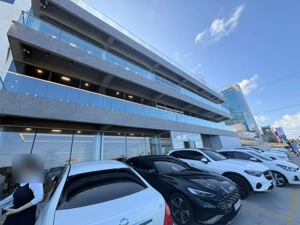 Exterior of Baegya Coffee, an ocean-view café near Gyeongpodae, Gangneung
