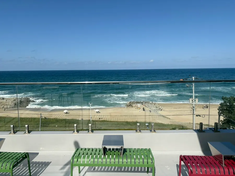 Surroundings of Baegya Coffee, located right by the sea