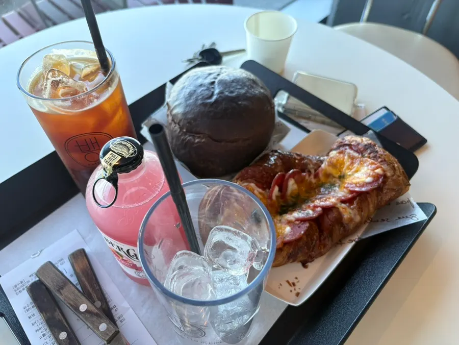 Americano and pink grapefruit drink with two kinds of bread