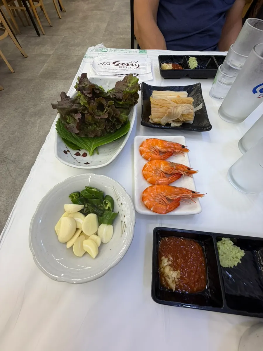 Surroundings of the sashimi restaurant in front of Gyeongpodae Beach