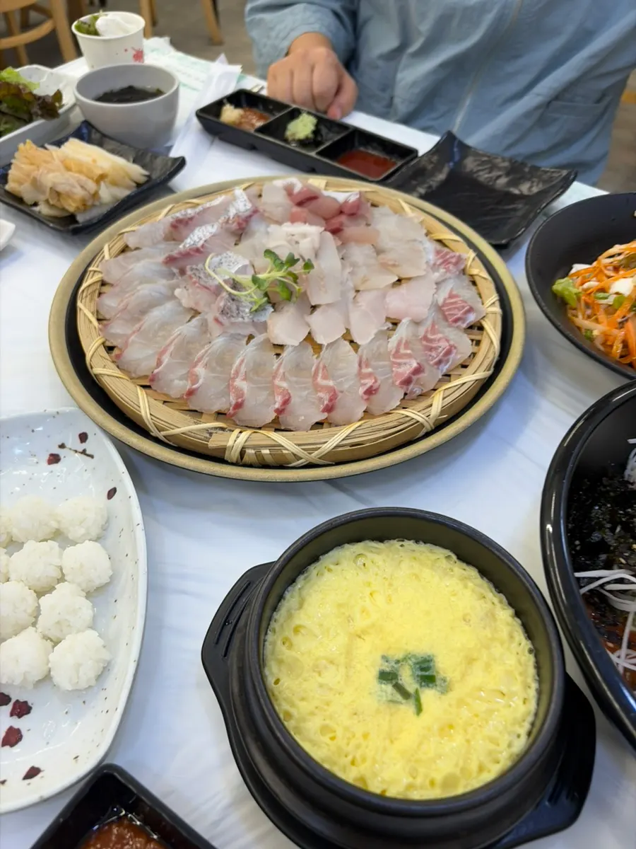 Sashimi sushi made with sushi rice