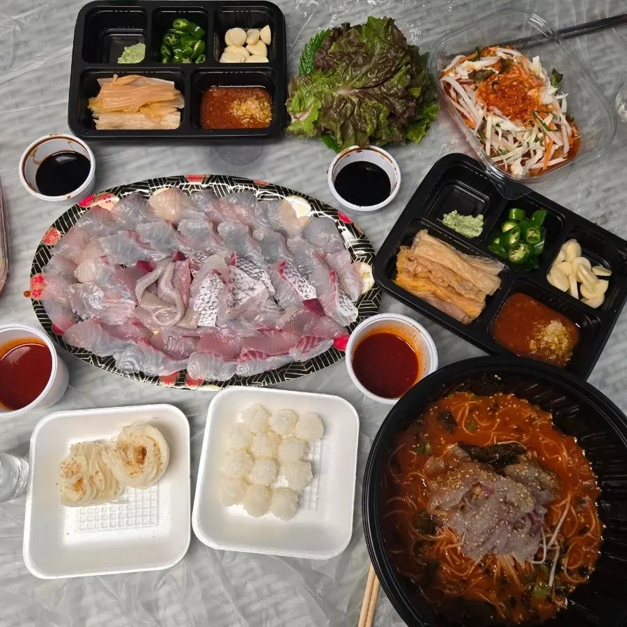 벽에 걸린 방송 소개 사진