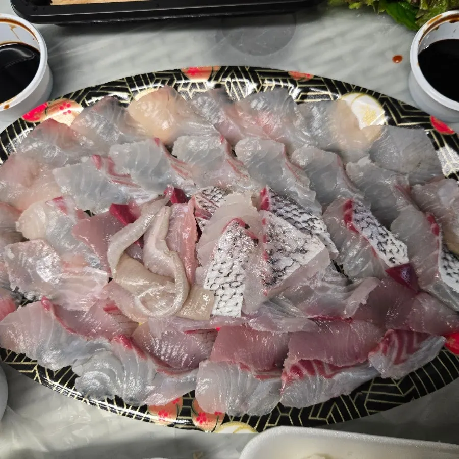 참돔 유비끼와 모듬회, 물회가 적힌 메뉴판