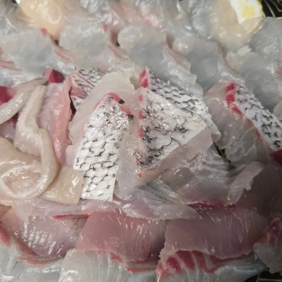 넉넉하게 담긴 포장 모듬회 한 접시