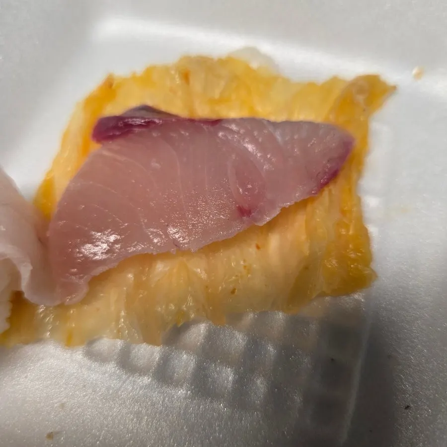 백김치에 싸 먹는 회 한 점