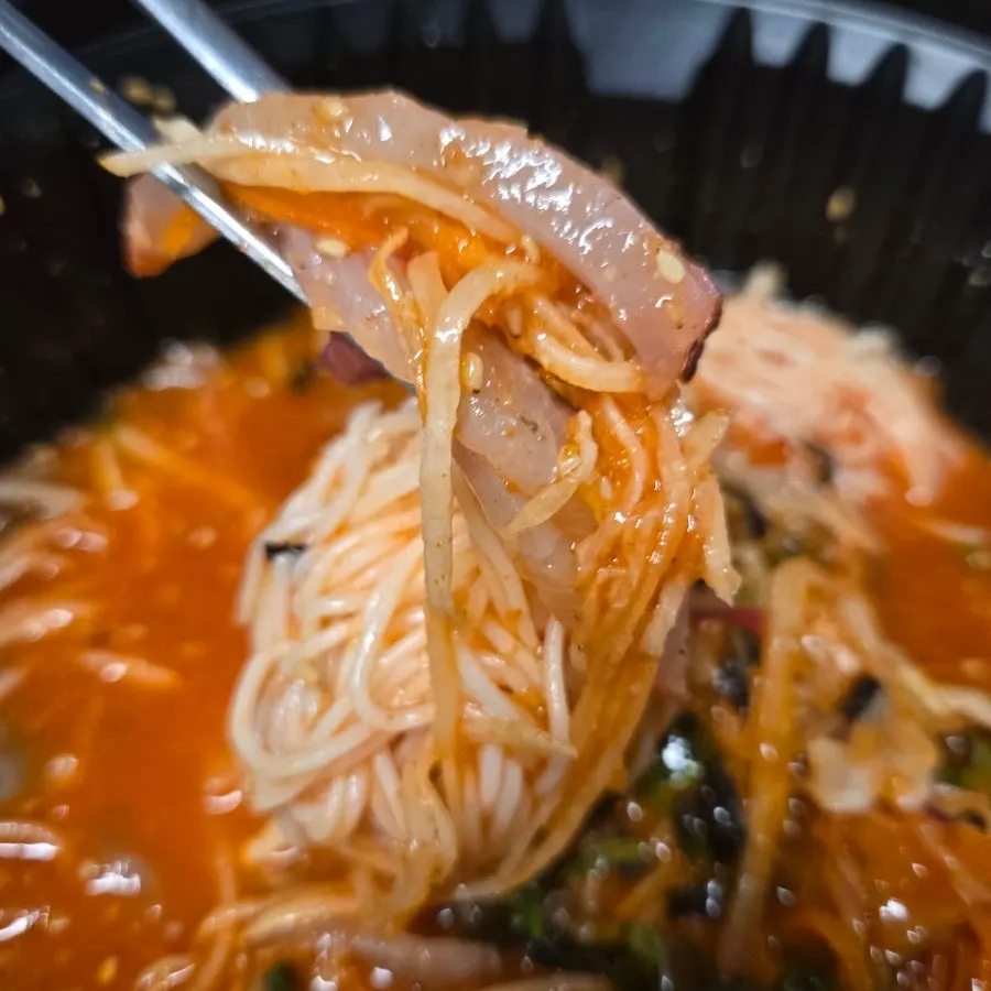 회와 채소가 담긴 물회 클로즈업
