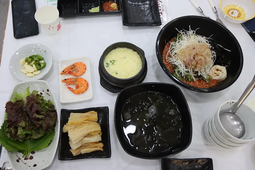 Seaweed soup and steamed egg served as standard side dishes