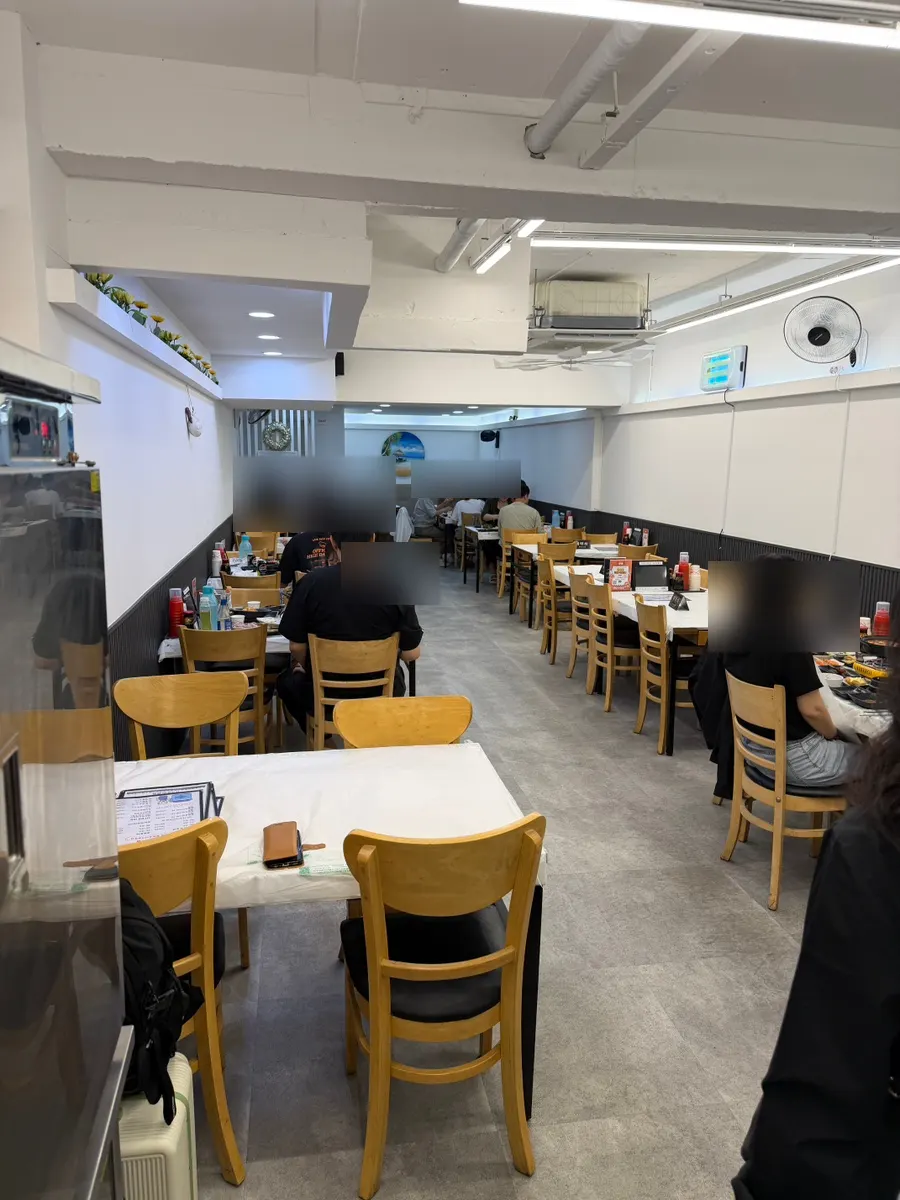 Seating inside Samsami-ne Gyeongpodae Main Branch