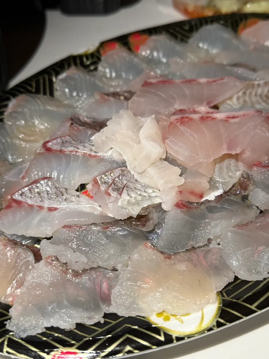 Alternating between sashimi and mulhoe at the hotel table