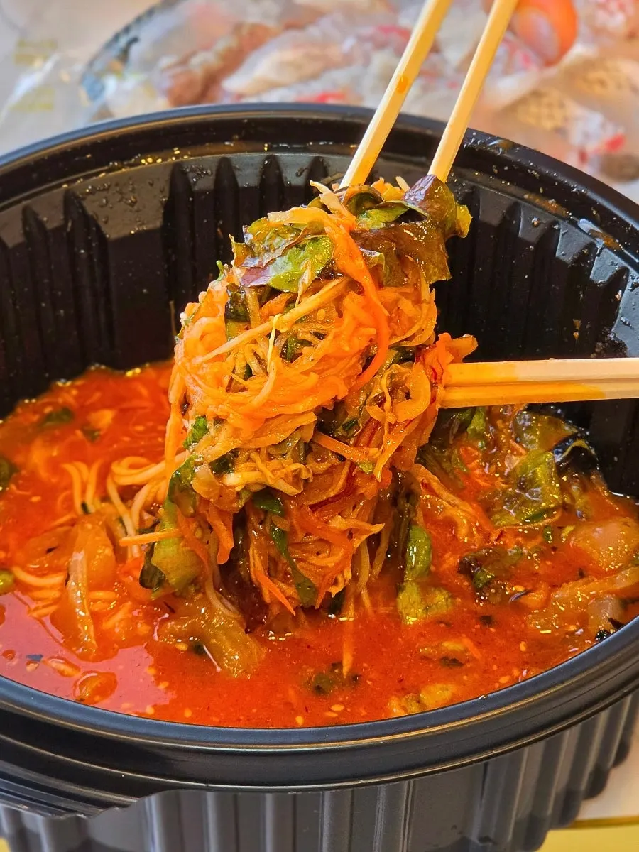 Noodles mixed into the mulhoe broth
