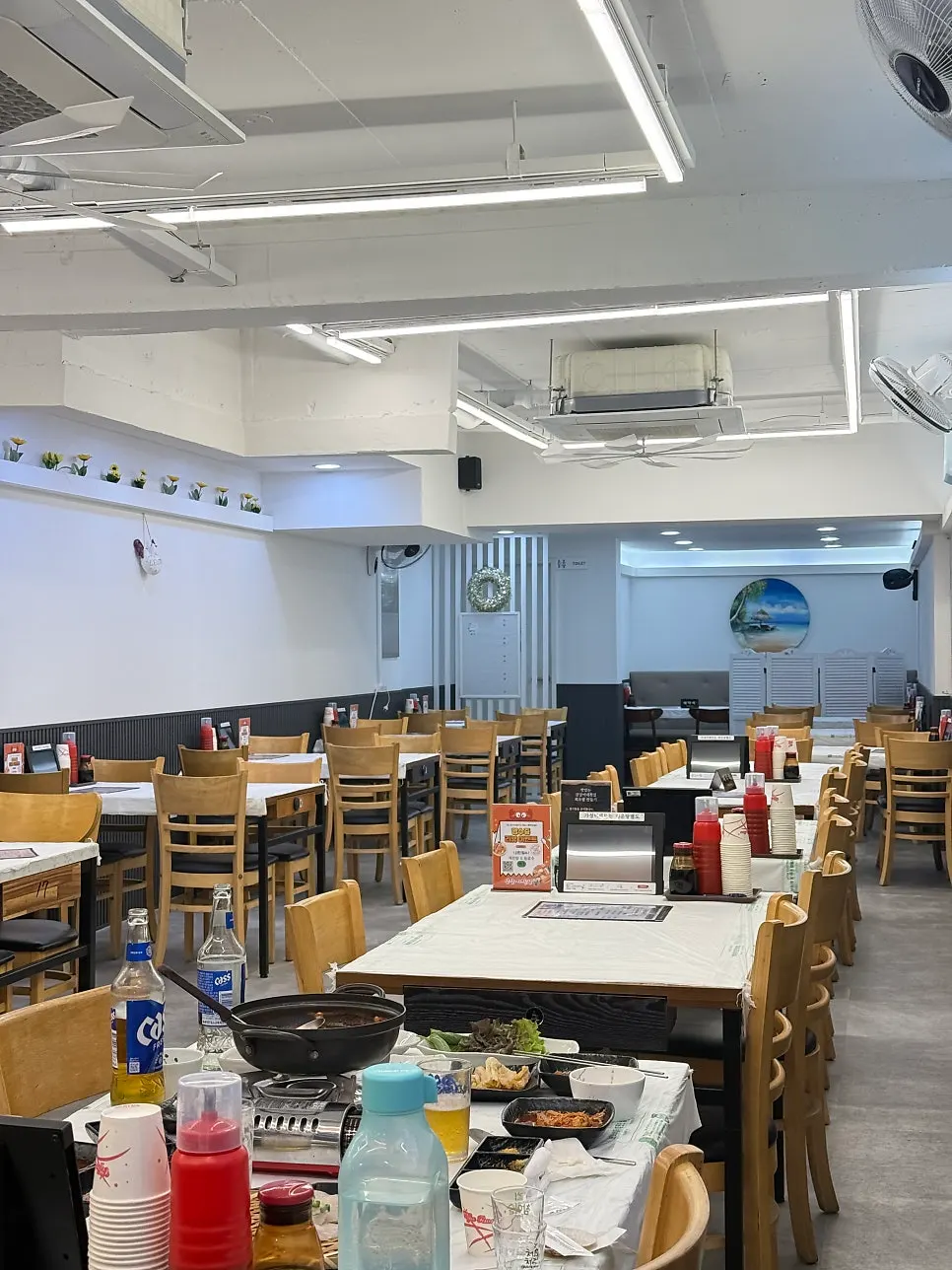 삼삼이네 횟집 깔끔한 내부