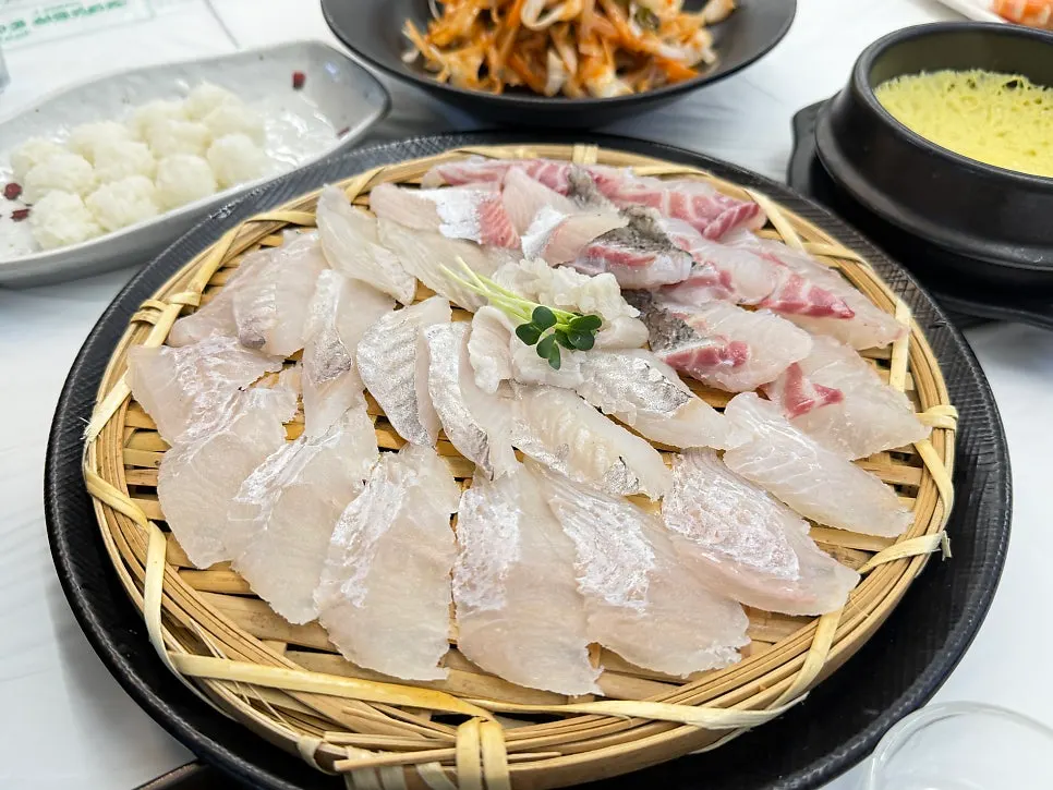 무채와 채소가 올라간 초고추장 물회
