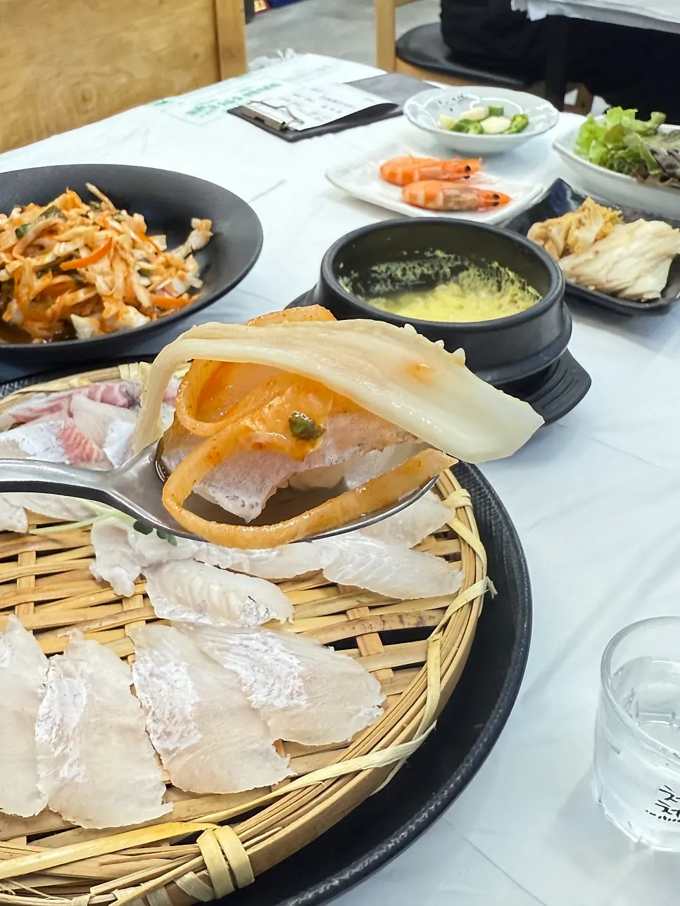 동글게 뭉쳐 나온 밥과 야채 무침