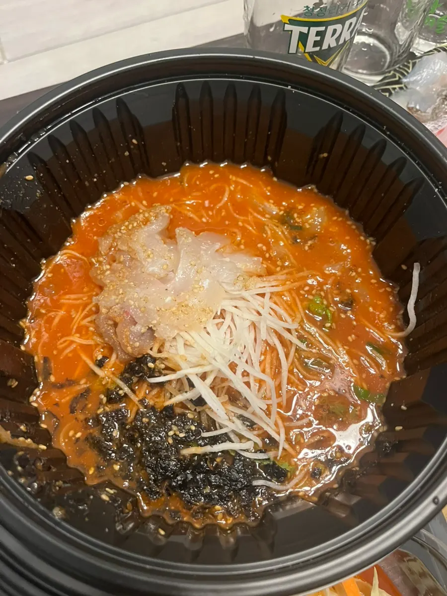 새콤달콤한 물회 국물과 회