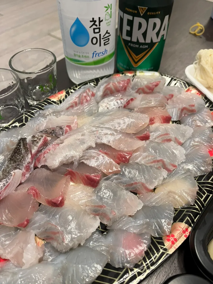 세트에 포함된 초밥밥과 물회 소면