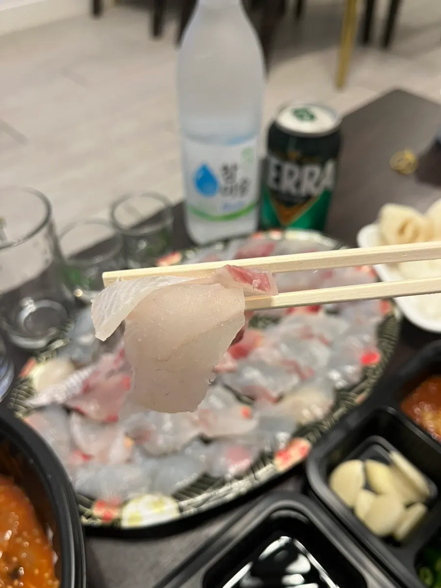 두툼하게 썰린 모둠회 한 점