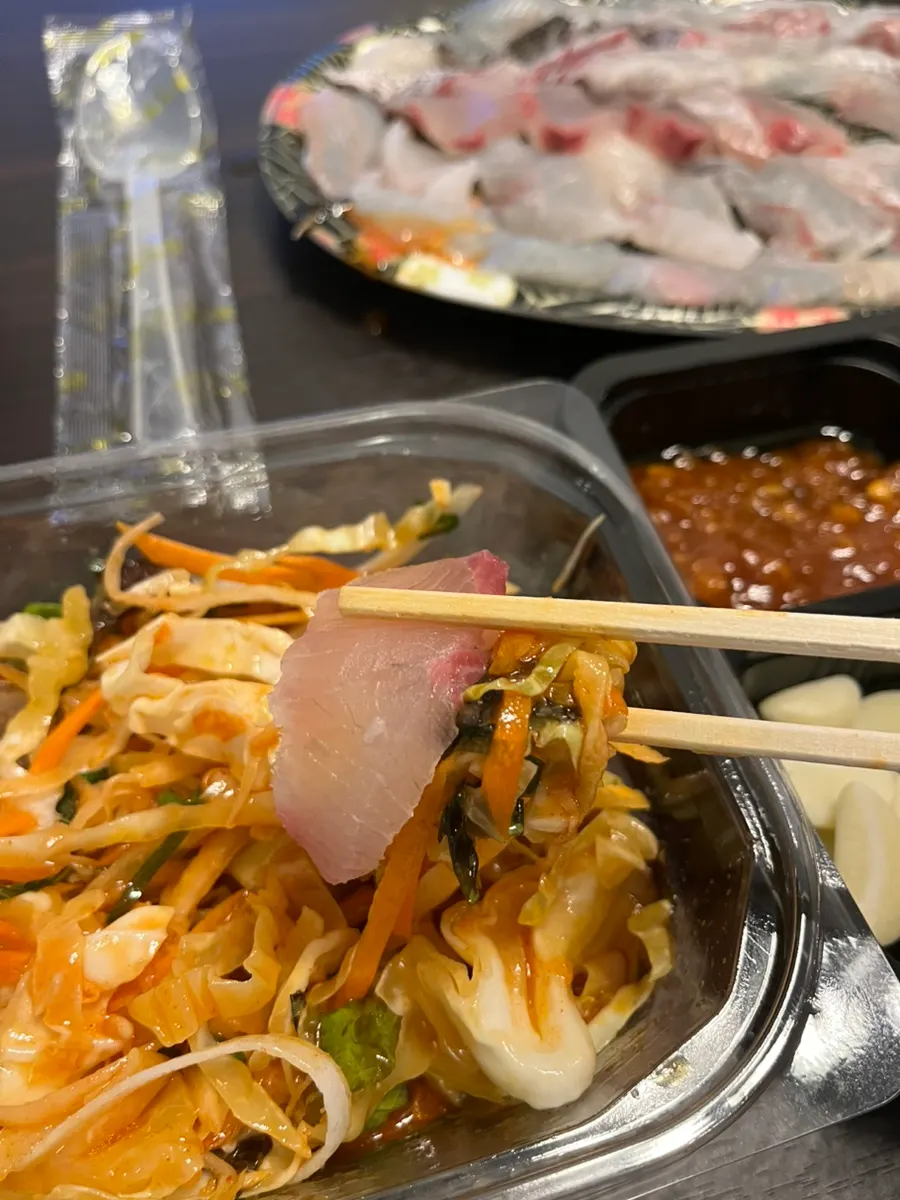 백김치와 마늘 고추 초장 구성