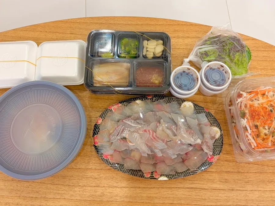 숙소에 펼친 가성비 모둠회 물회 세트 전체 구성