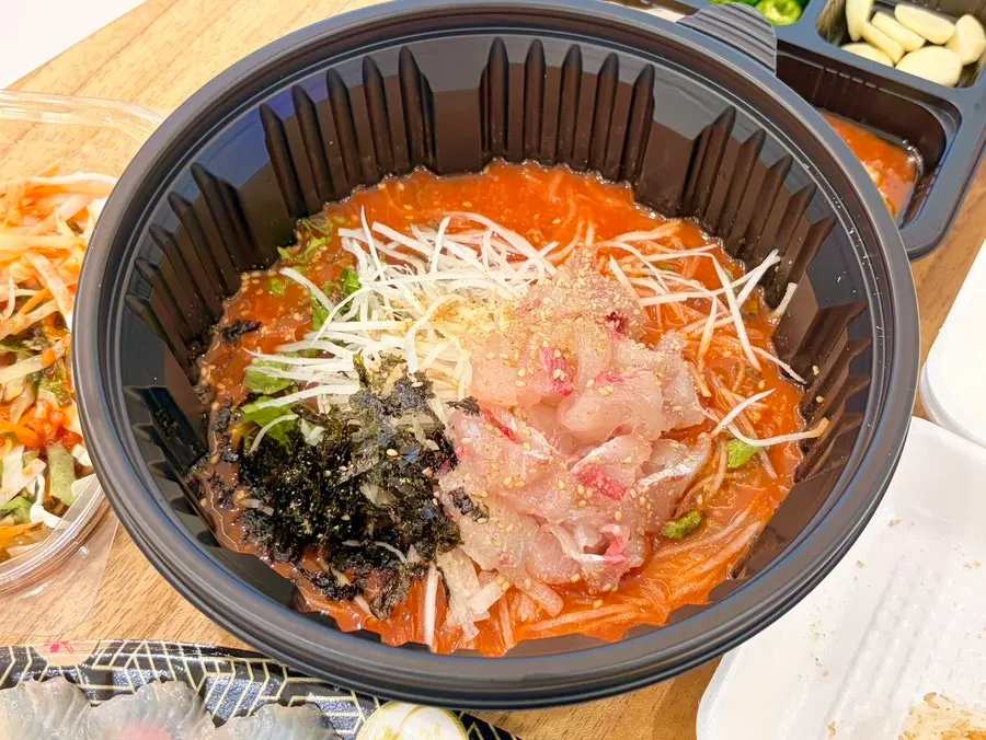 초밥밥과 물회 소면 구성