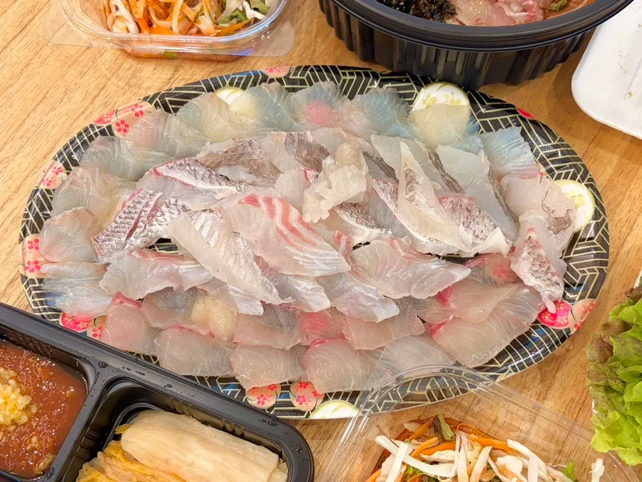 야채무침을 곁들인 참돔회 한 점