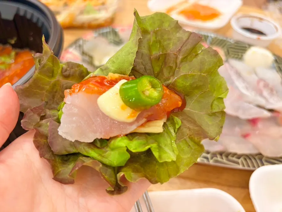 신선한 회가 담긴 접시 클로즈업