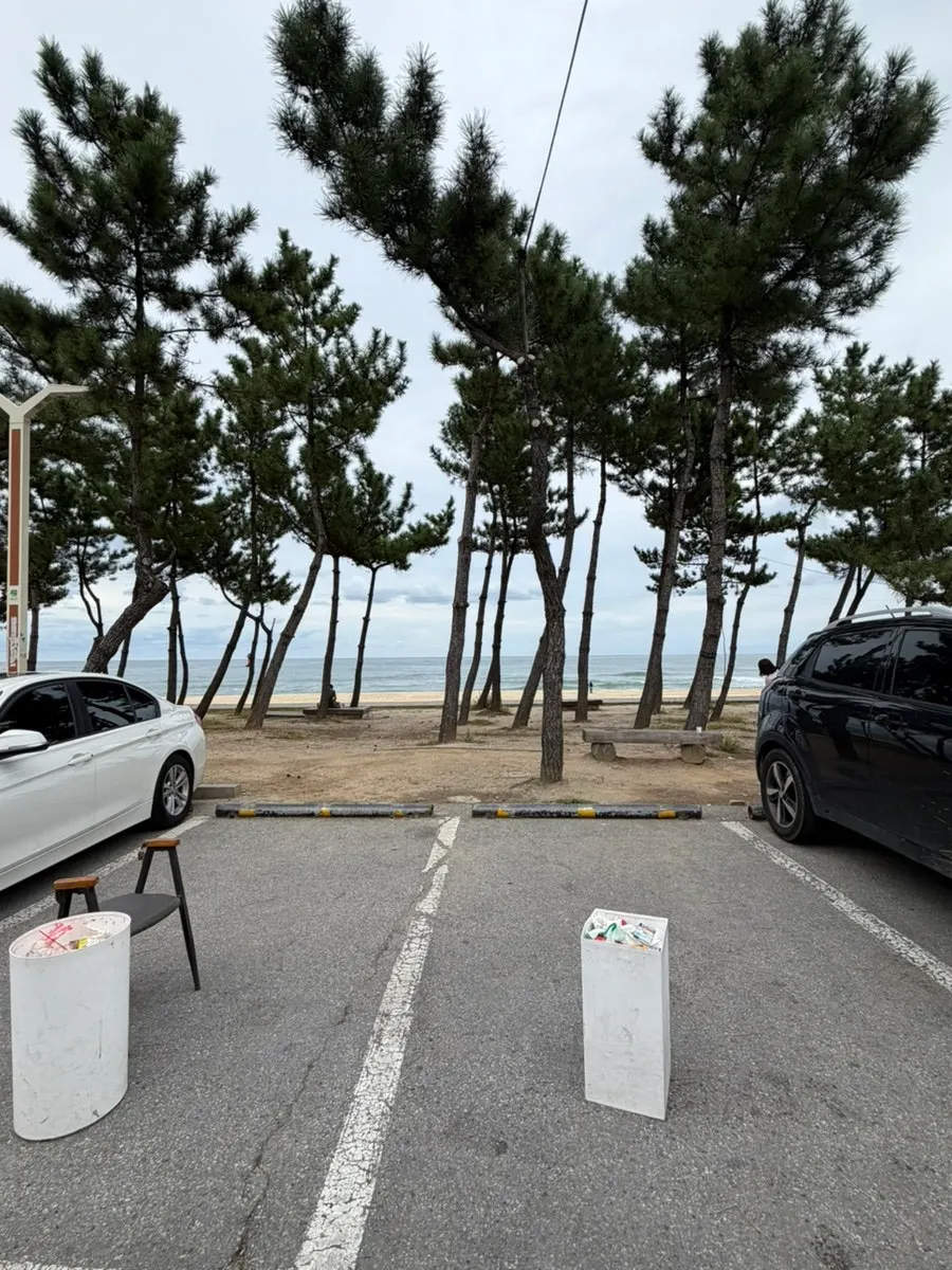 Parking space in front of the restaurant and Gyeongpodae Beach