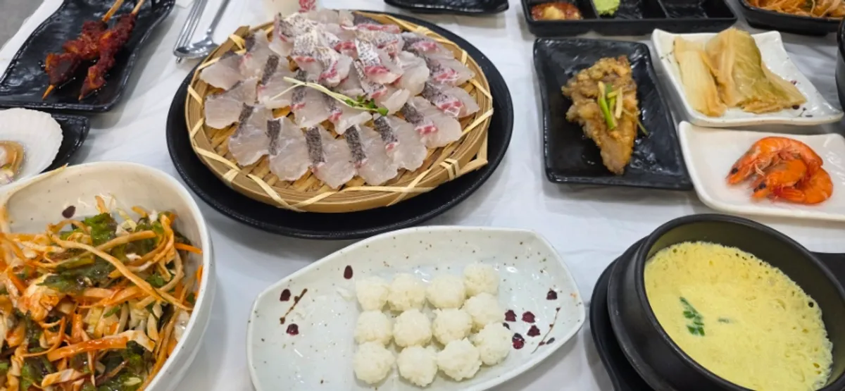 Table setting for the red sea bream yubiki at Samsami-ne Gyeongpodae Main Branch