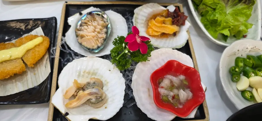 Sukiyaki-style side dish plates served with the set