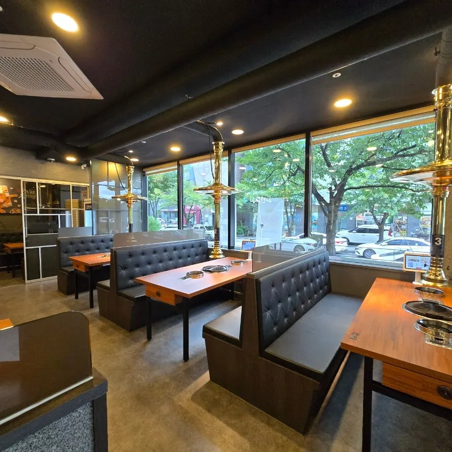 Spacious partitioned table seating