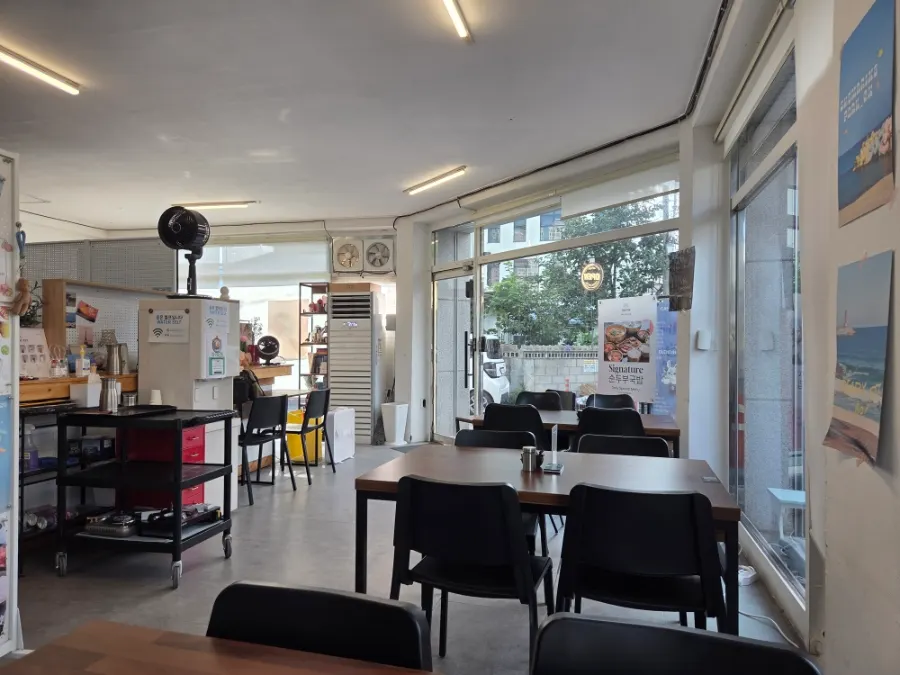 Pickup counter with a steady stream of takeout customers