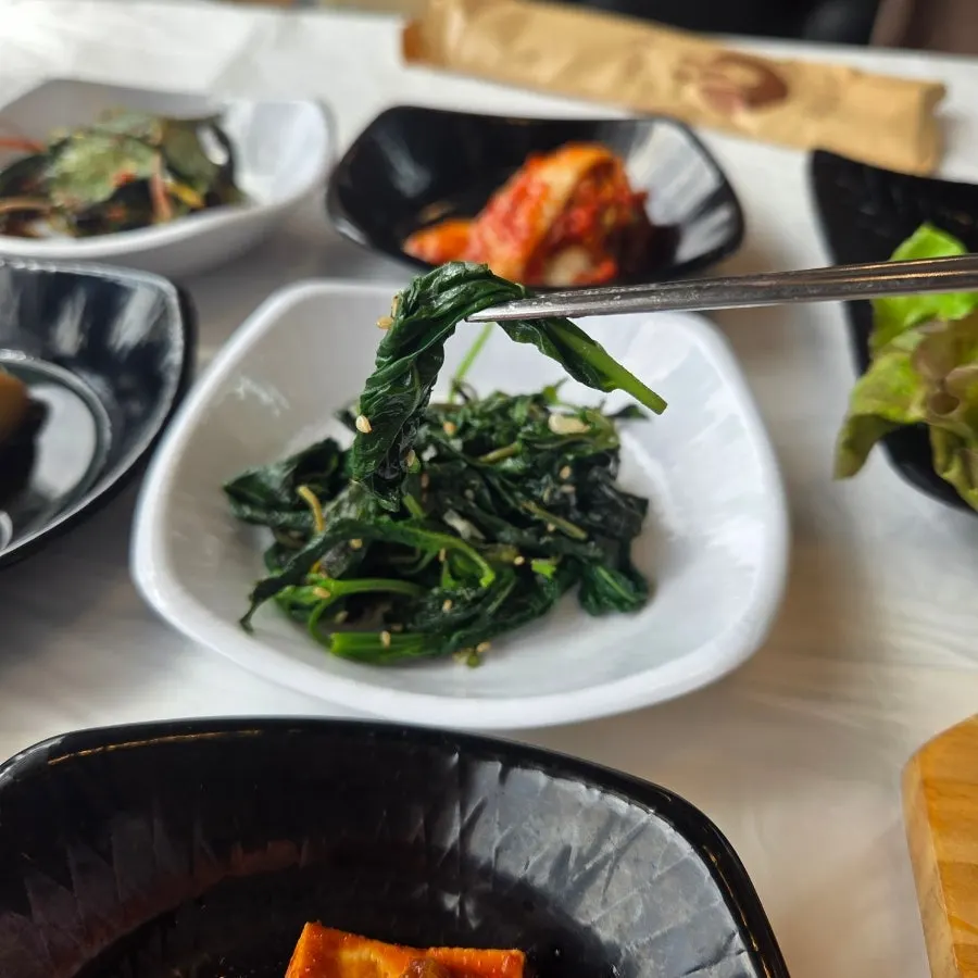 담백하고 짭조름한 반찬 접시들