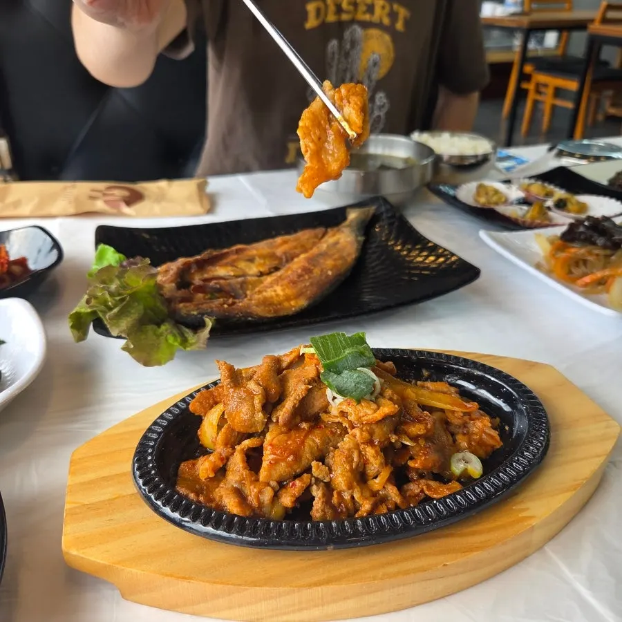 밥과 곁들인 제육 한 점